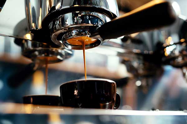 Espresso Brühvorgang Frischer Espresso aus der Siebträgermaschine im Elliot's Café