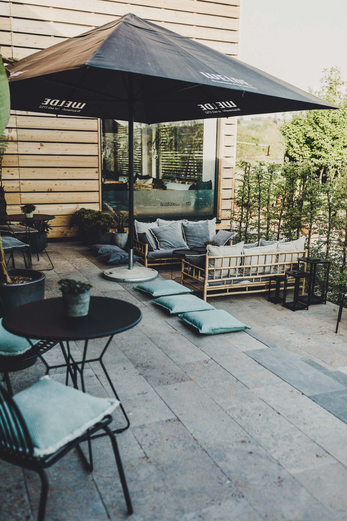 Gemütliche Lounge mit Kissen auf der Terrasse