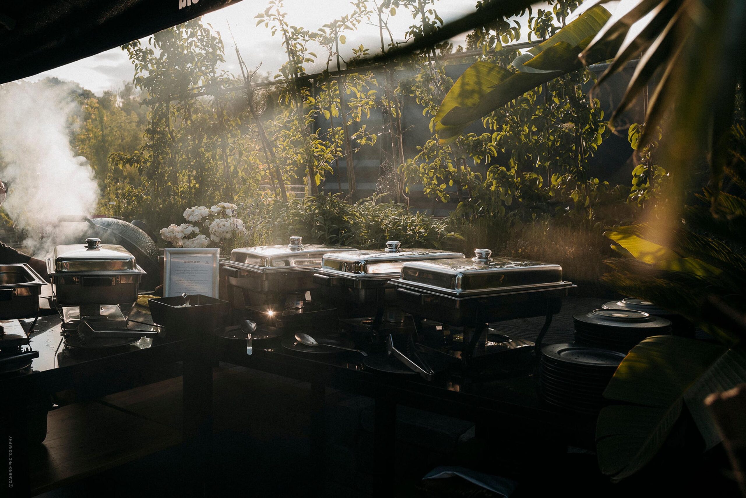 In der Outdoor Küche der Elliots Gartencafe Eventlocation