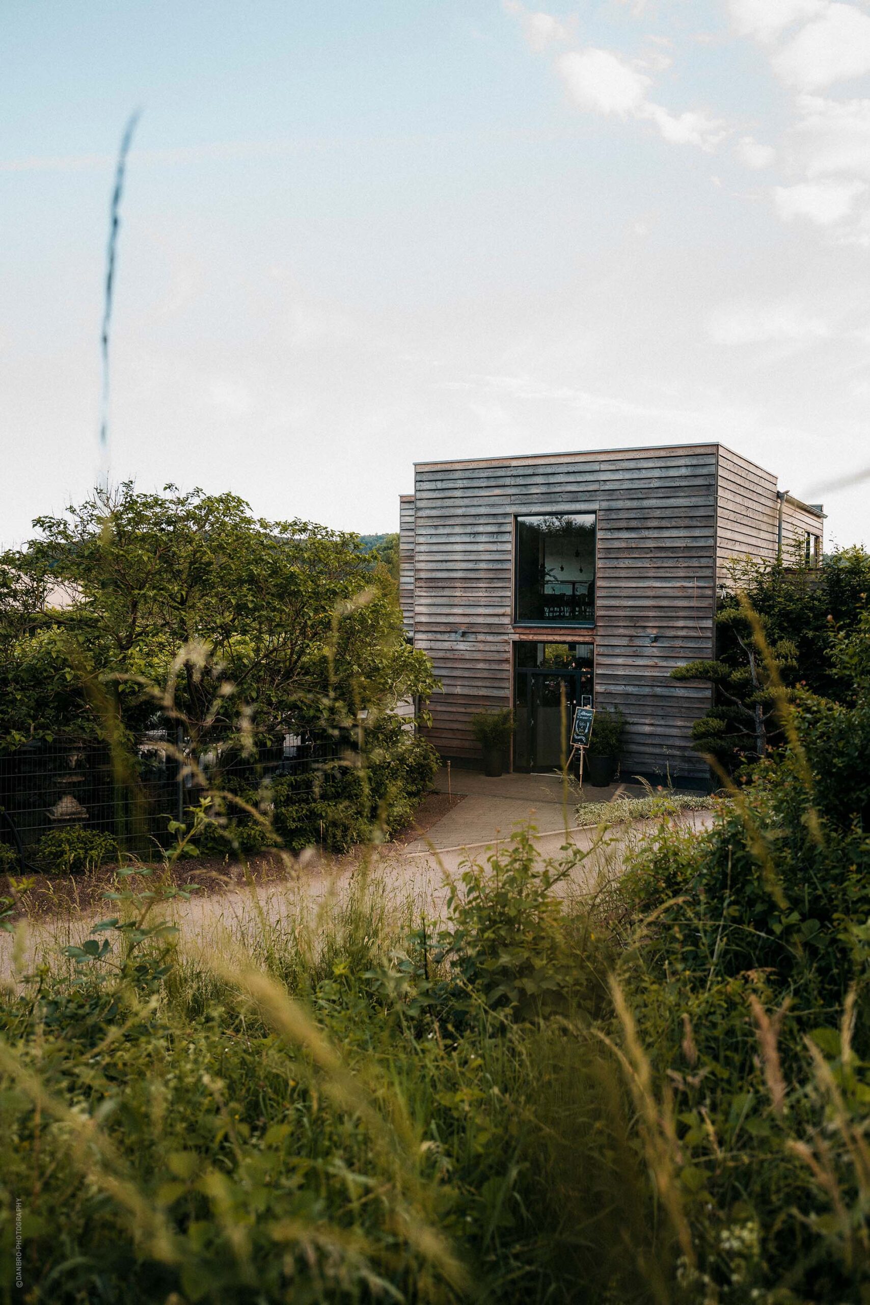 Eingang Elliots Gartencafe