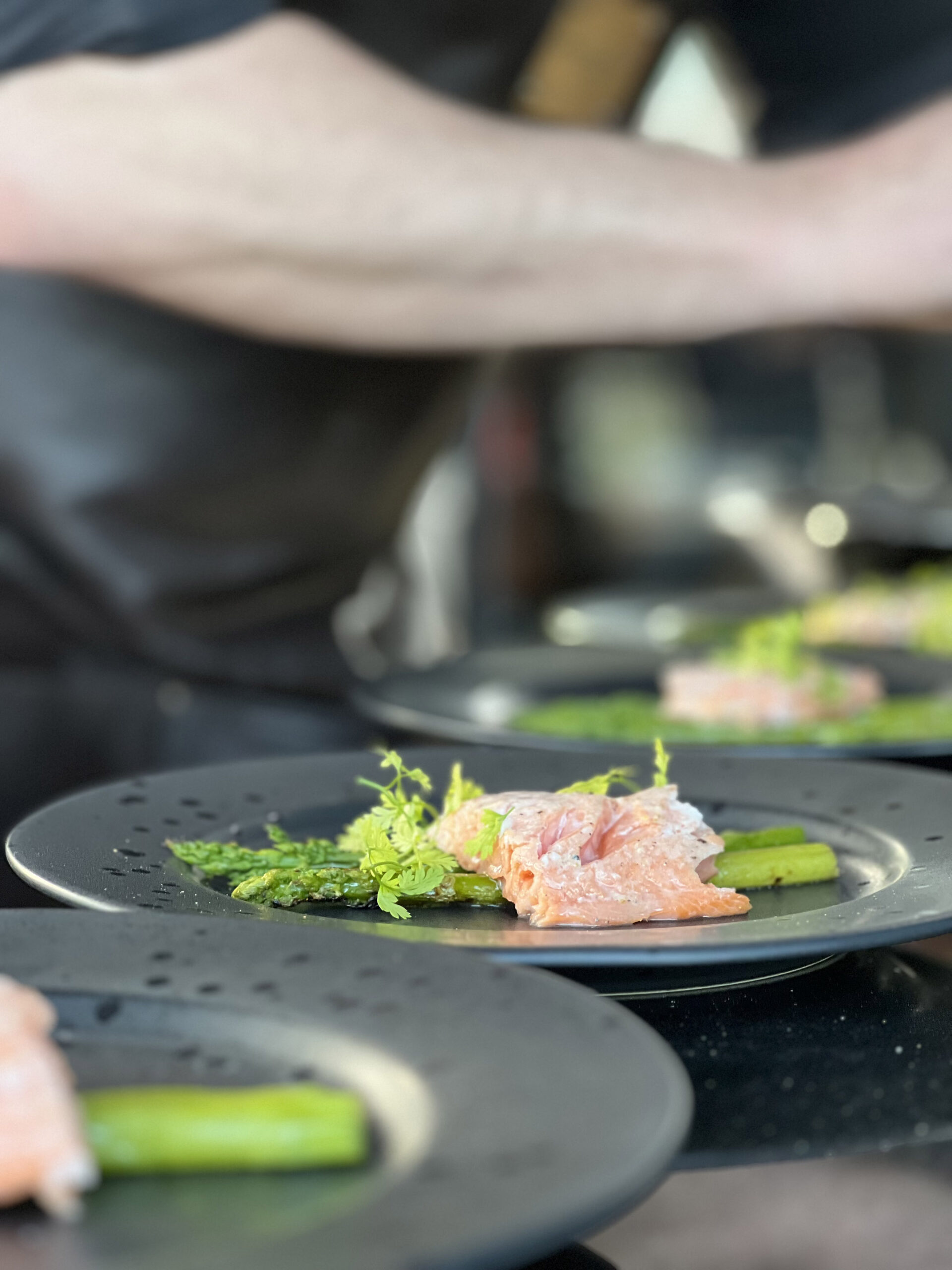 Teller beim Event im Elliots Gartencafe