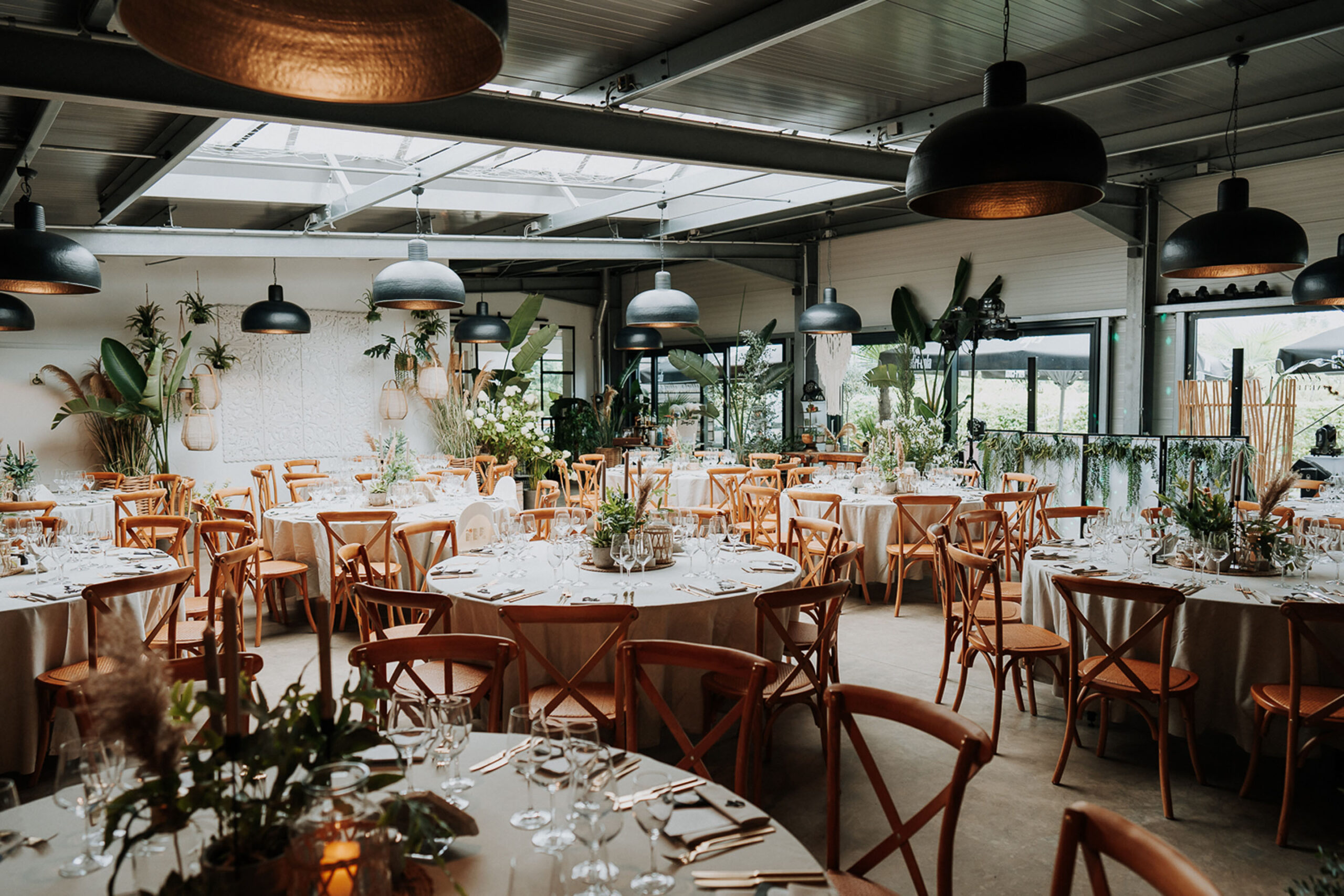 Das Gartenhaus mit eingedeckten Tischen