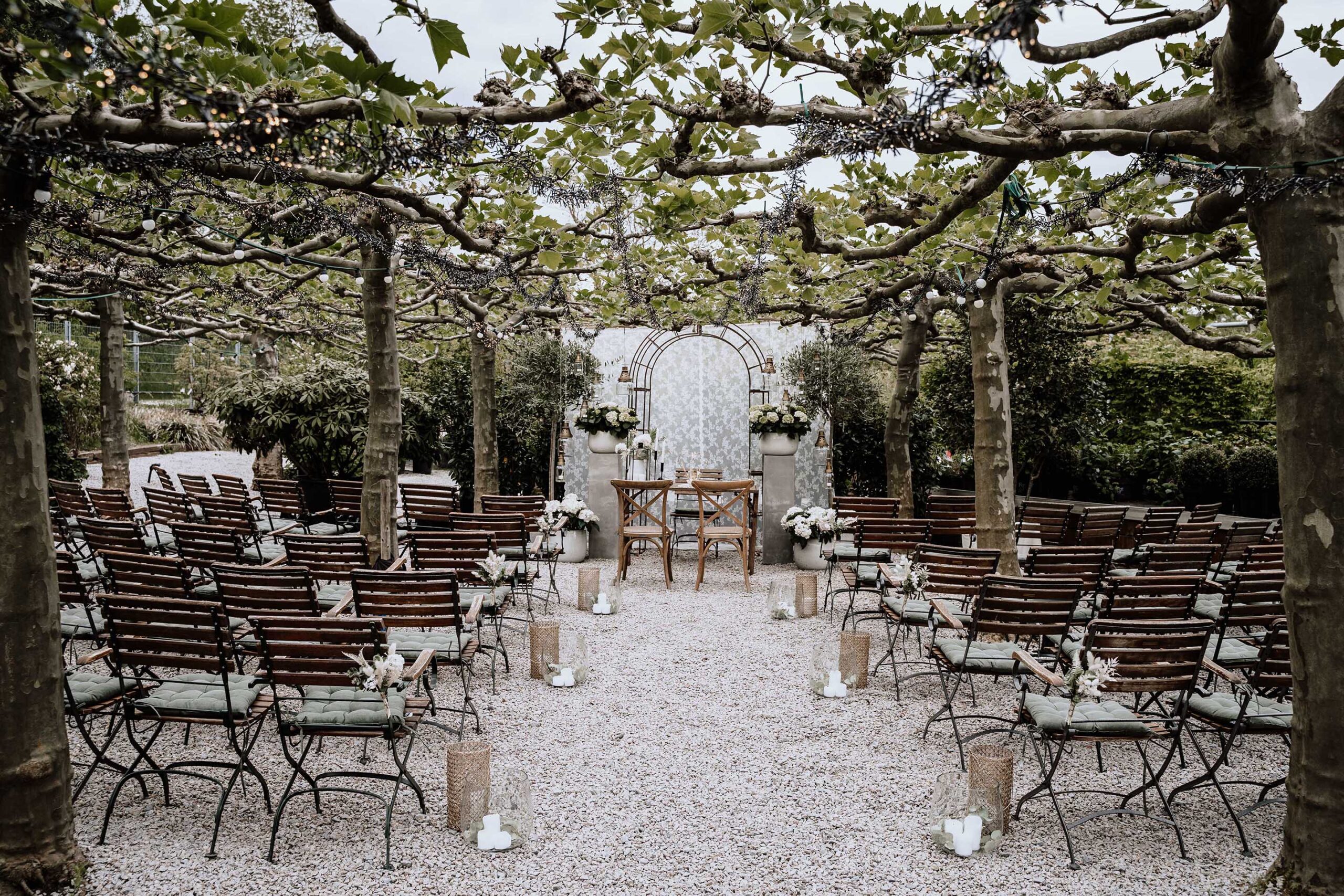 Unter den Platanen dekorierter Bereich zur Trauung