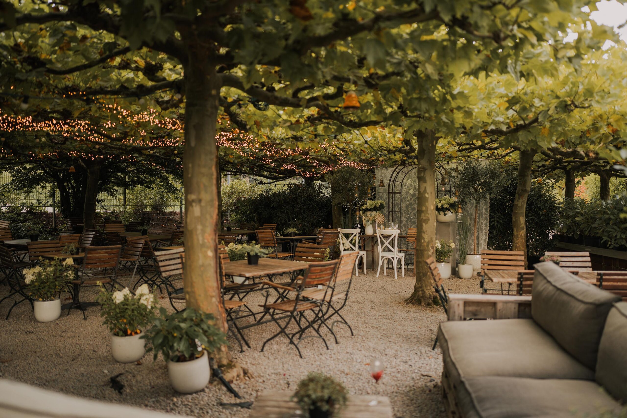 Sitzplätze und Trauort unter den Platanen