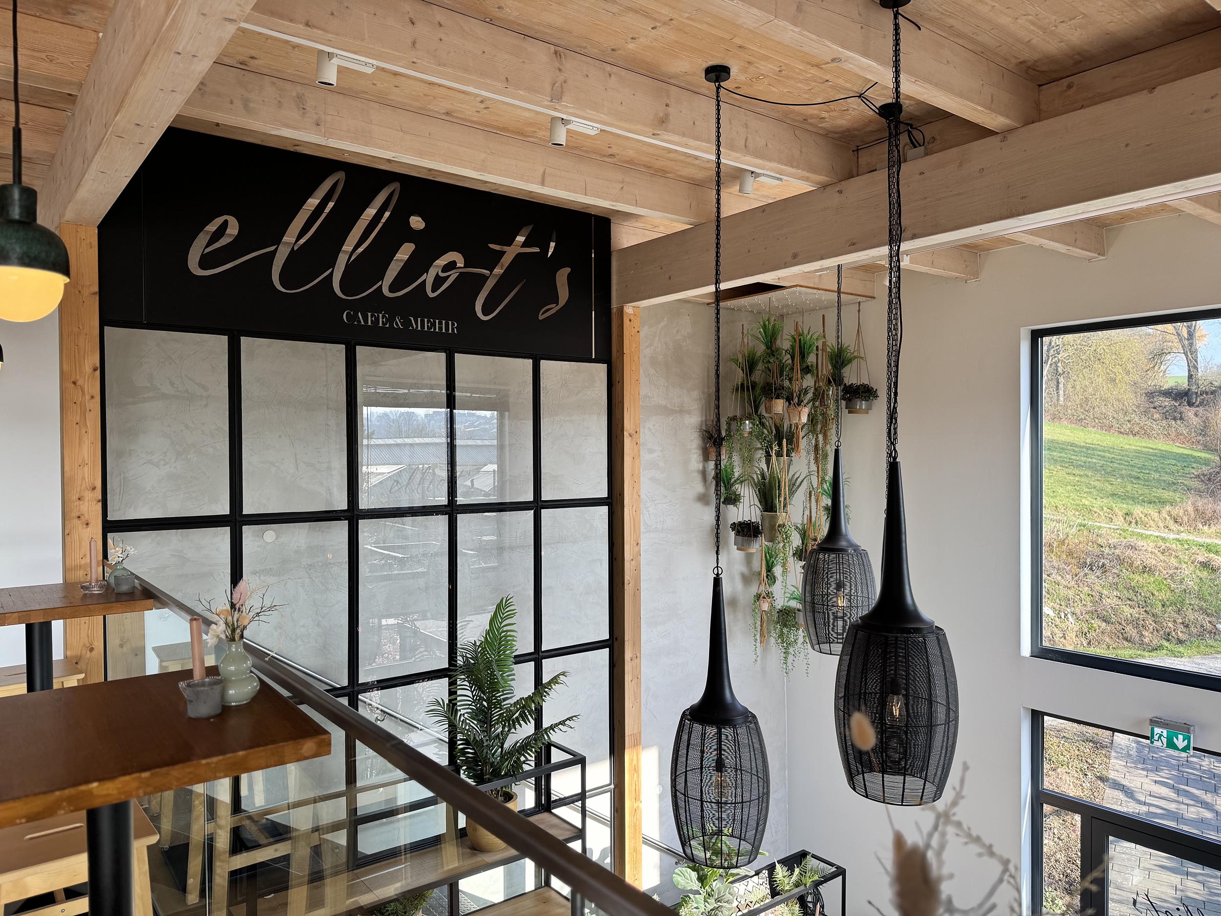 26_ELL_Oben_Blick_auf_ELL-Logo_2500 × 1875 Obere Etage im Elliots Gartencafe