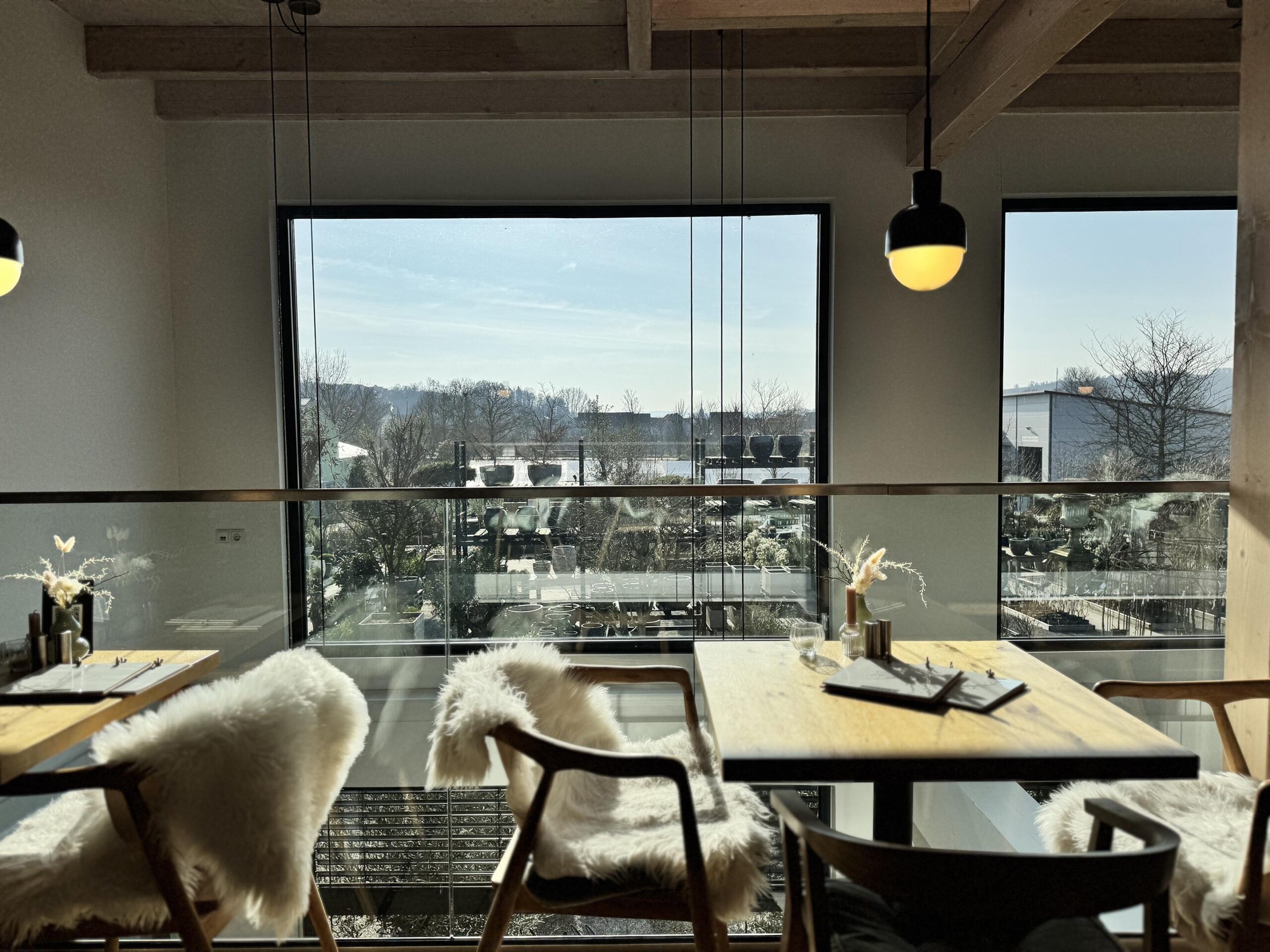 Der Blick aus den oberen Fenstern des Elliots Gartencafes