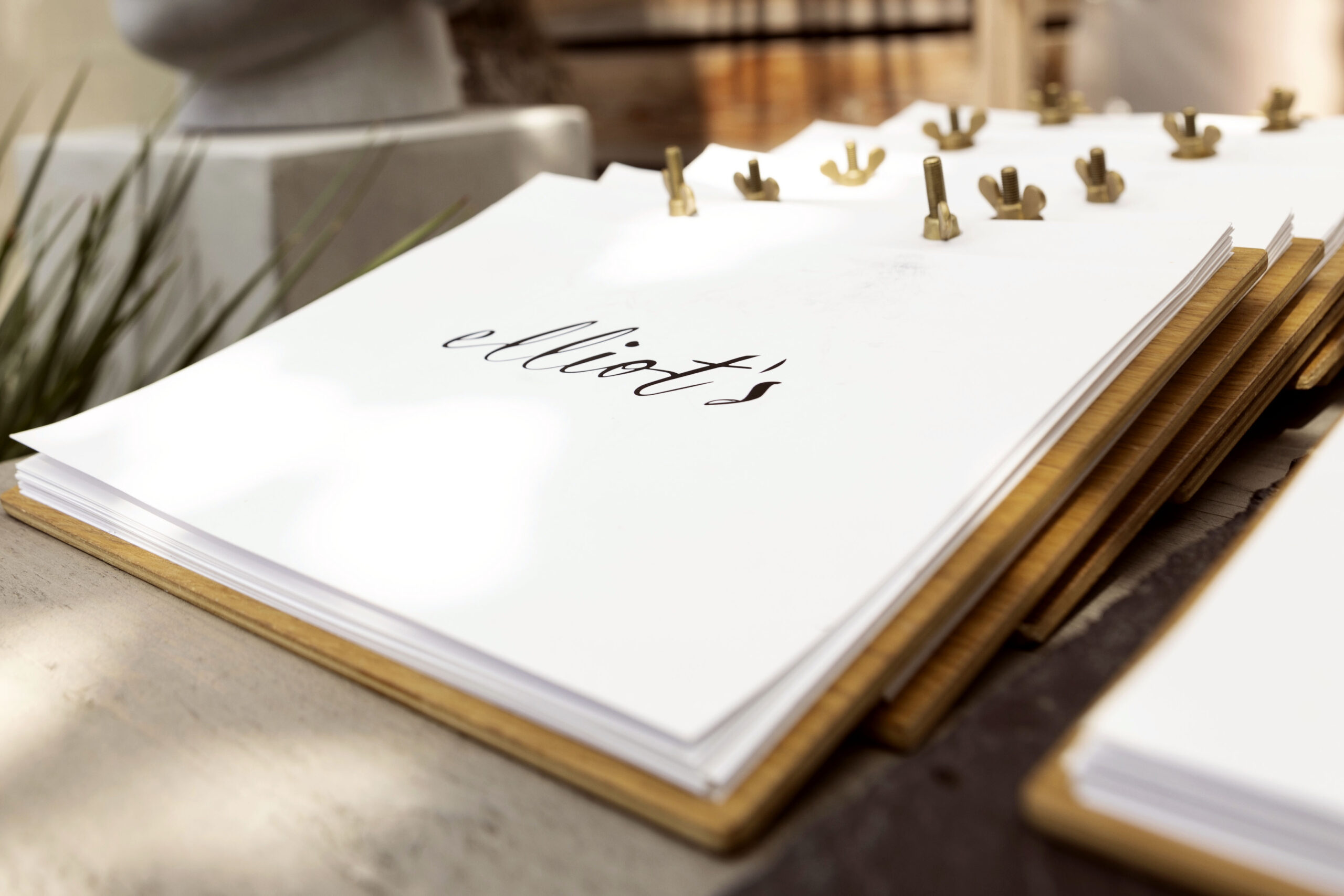 ELL_21-08-12_Fruehstueck_51A8805_4448x2966px Elliots Gartencafe Menükarte draussen