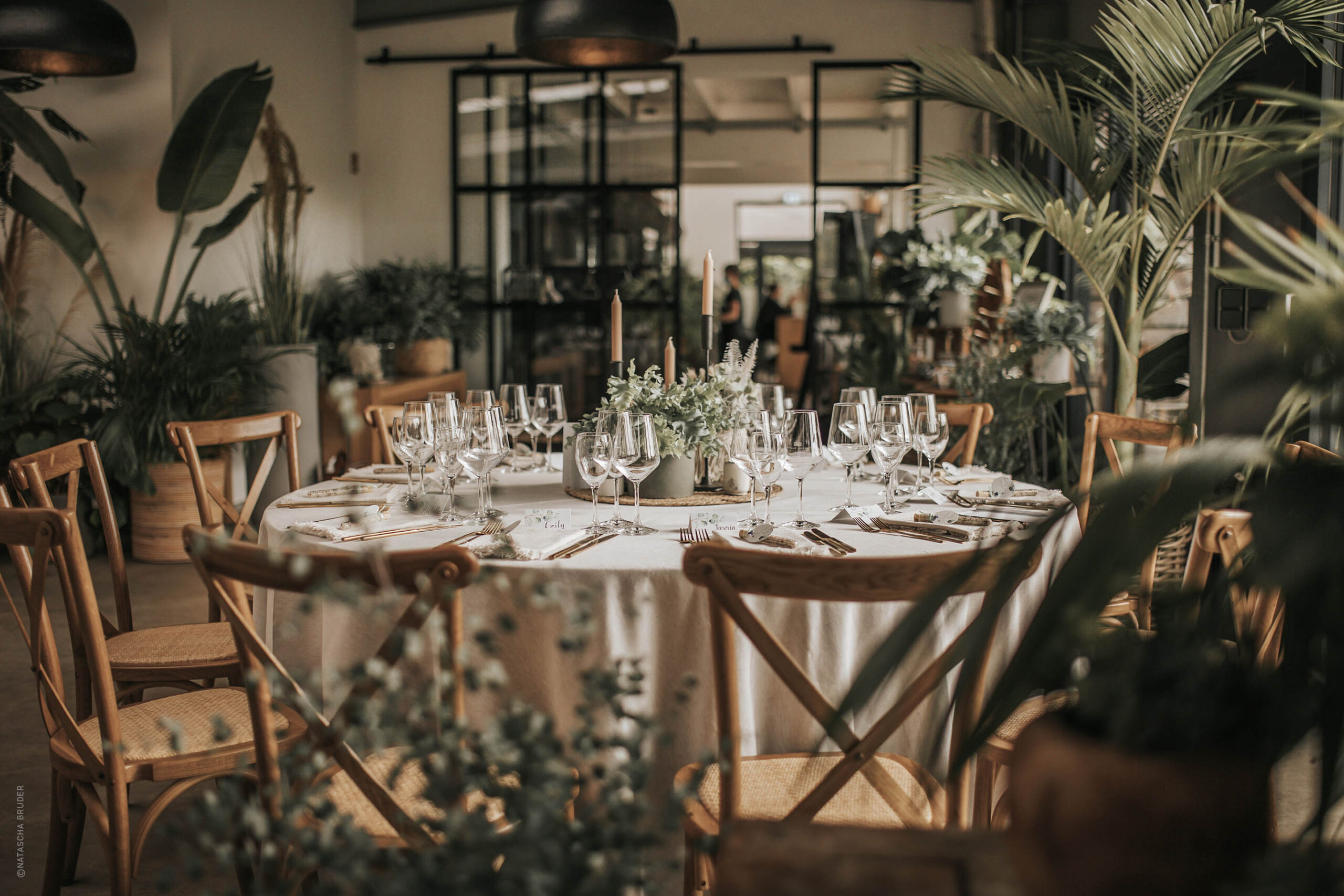 Eventlocation mit eingedecktem Tisch