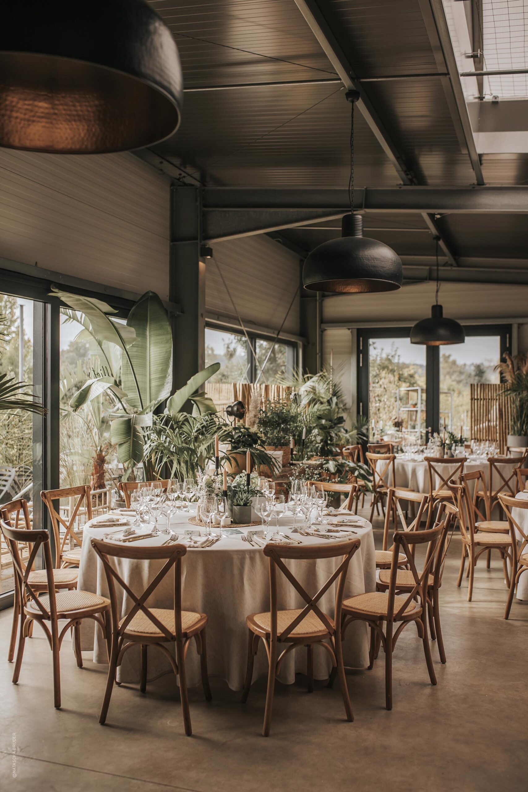 Eventlocation mit eingedecktem Tisch